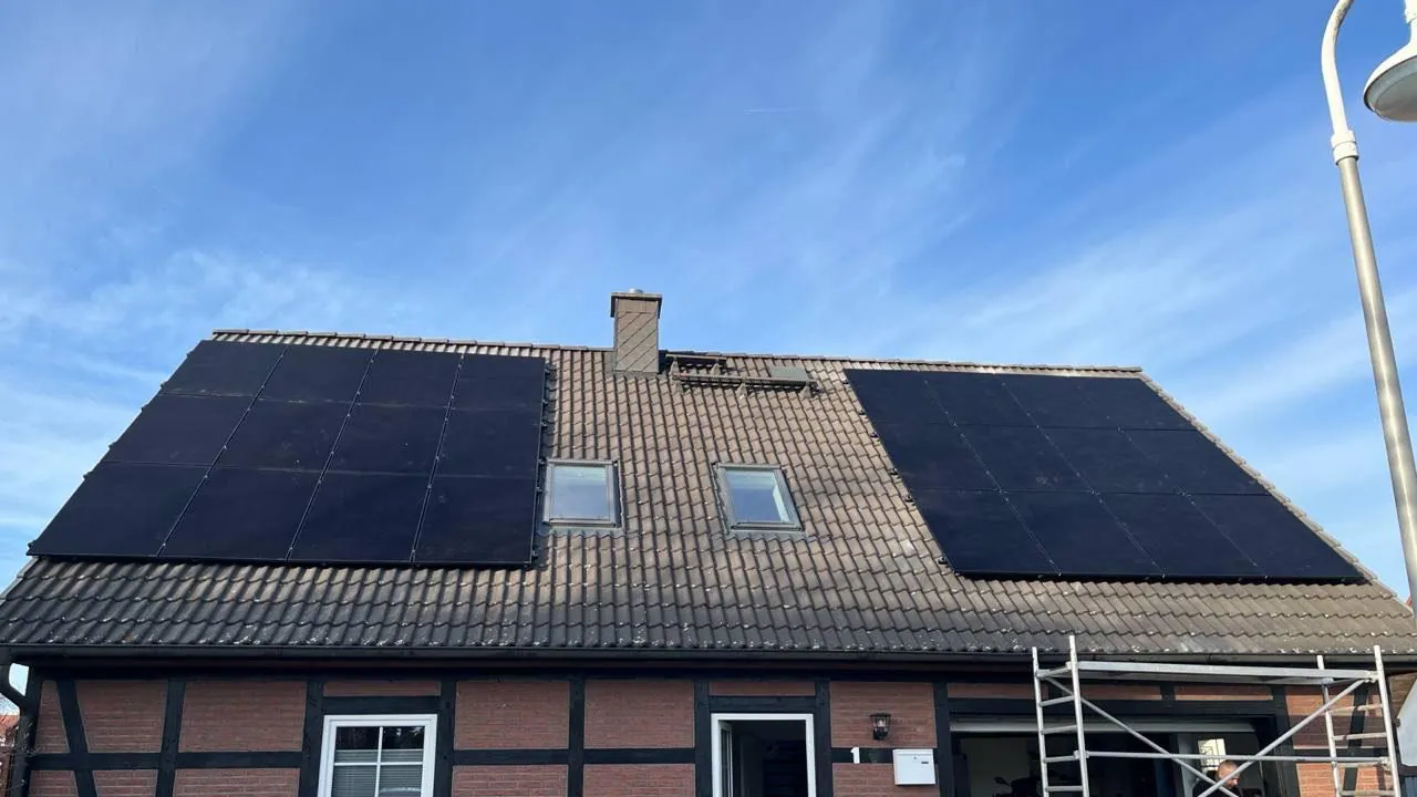 Fachwerkhaus mit fertig belegtem Solardach und Wärmepumpe vor der Fassade — ein Projekt von Volt Energie