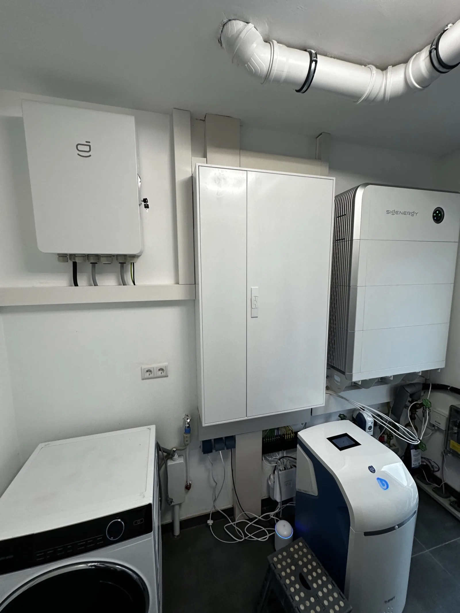 SigEnergy Technikraum mit Wechselrichter und Speicher